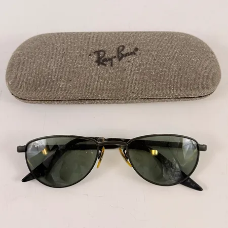 Solglasögon Rayban, pilot, svarta, bruksslitage, repigt glas, etui.
