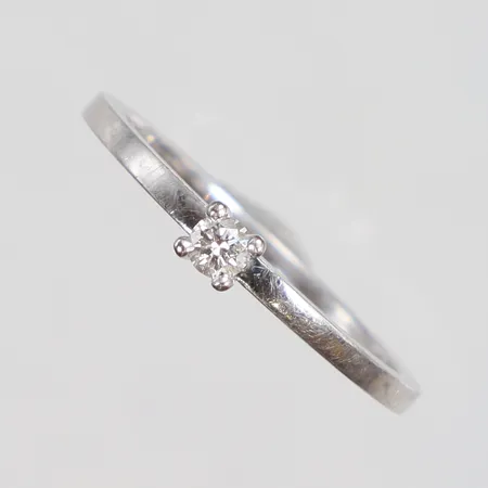 Ring i vitguld med diamant 1xca0,10ct stl:18½ bredd 1,5-3mm, gravyr, Safira 18K Vikt: 2,4 g