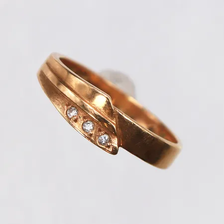 Ring med diamanter, 3x0,01ct, stl:16, bredd 2,7-5,3mm, 18K. Vikt: 2,8 g