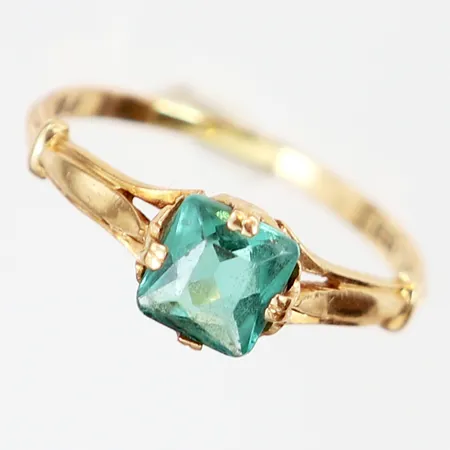 Ring med grön sten stl:17½ gravyr 18K Vikt: 2,1 g