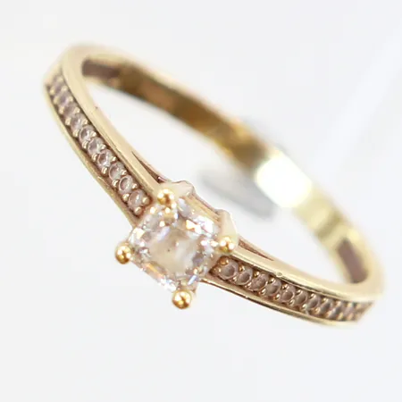 Ring med vita stenar stl:18 bredd: 2mm, 18K Vikt: 2,2 g