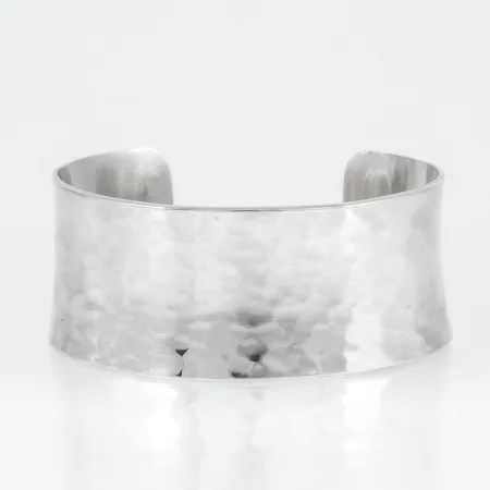 Umeåtillverkat stelt armband med hamrad yta, innermått 17cm bredd 27mm, silver 925/1000 44,6g. Stämplad C10 (1977), GFG (Guldsmedjan Forsman & Gardfors AB, Umeå).