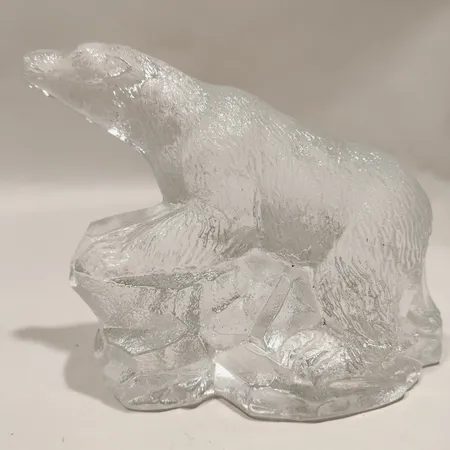 Figurin isbjörn Bergdala glasbruk, längd ca 19cm höjd ca 13cm, signerad Bergdala Sweden 
