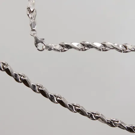 Collier halvstelt 43cm ,bredd 3,8mm, vitguld 14K Vikt: 9,1 g