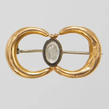 Brosch med sten ca 32x17mm, nål i metall, bucklig, skev, 18K, bruttovikt: 2,5g.