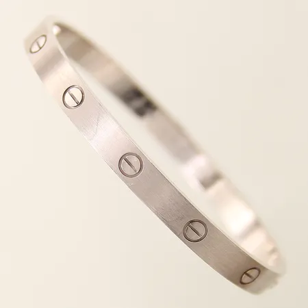 Armband Cartier Love Bracelet vitguld storlek 19 bredd 6,1mm serie-nr:507AYZ 18K skruvmejsel, mindre ytliga bruksrepor, certifikat från 2024, box, ytterkartong Vikt: 37 g