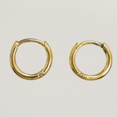 Ett par örhängen creoler Thomas Sabo  Ø13,5mm bredd 2mm, missfärgade vid lås förgyllt silver 925/1000  Vikt: 1,8 g