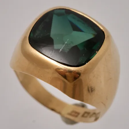 Klackring stl:15¾, bredd ca 3-14mm, grön glassten, 18K, 3,77g. 