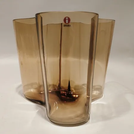 Vas Savoy Iittala design Alvar Aalto höjd 15 cm, bredd 20 cm kopparfärgat glas made in Finland Skickas med postpaket.