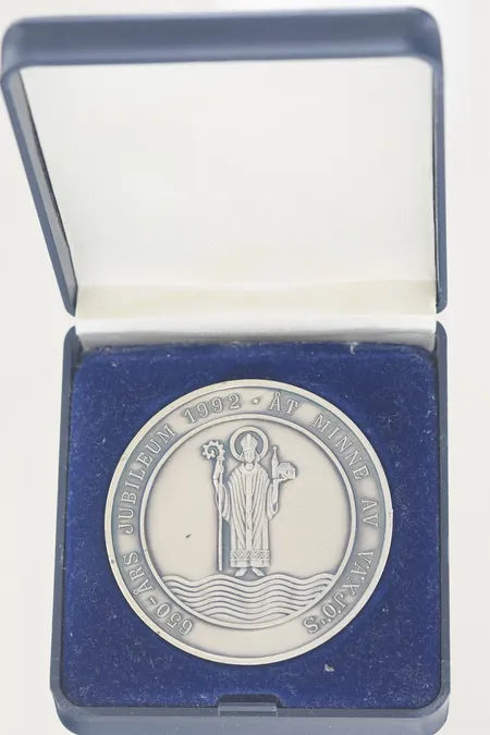 Minnesmynt 650-års jubileum Växjö Domkyrka 139/495 diam 6 cm, finsilver  Vikt: 100,2 g