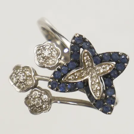 Ring med fjäril och blommotiv, safirer samt diamanter 28xca0,005ct stl:17¼, bredd 2,5mm vitguld 18K Vikt: 5 g