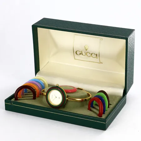 Damur Gucci Interchangeable, ref 11/12, serienummer 0837170, 90-tal, förgyllt stål, quartz, 12 utbytbara bezelringar, smånagg på några ringar, integrerad originallänk, etui