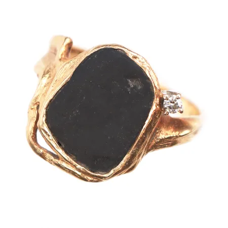 Klackring med svart sten och diamant, stl:17, ojämn skena, 14K. Vikt: 4,6 g
