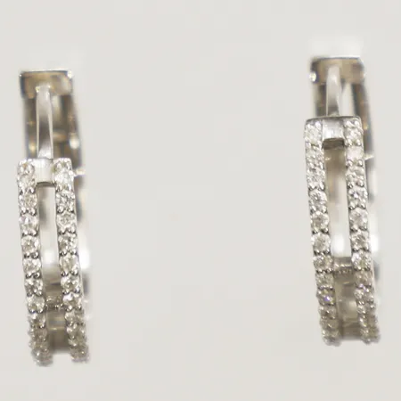 Ett par örhängen med diamanter 52x0,005ct, Ø16mm, bredd ca 3,3mm vitguld ostämplat 14K Vikt: 3,6 g