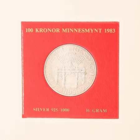 Minnesmynt 100kr Sveriges Riksdag Helgeandsholmen år 1983 Ø32mm, plastetui, saknar lock silver 925/1000 Vikt: 16 g