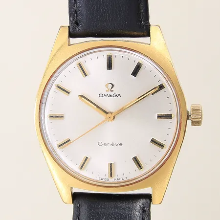 Herrur Omega Genève stål på guld manuell Ø34mm, boett samt plexiglas med mindre repor, läderband med slitage samt ej original, krona ej original, etui, inga övriga tillbehör