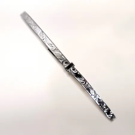 Armring silver diameter: 4x6cm Vikt: 5,4 g Skickas med paket.