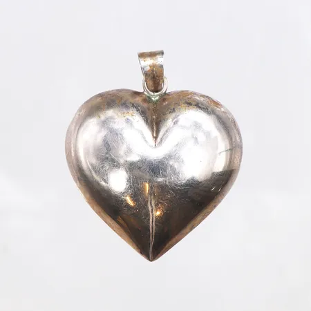 Hänge hjärta i nysilver, längd 35,2mm, bredd 34,2mm.