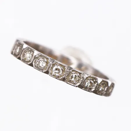 Alliansring med diamanter, stl:18, ca 8x0,02ct, vitguld, gravyr, 18K. Vikt: 3,9 g