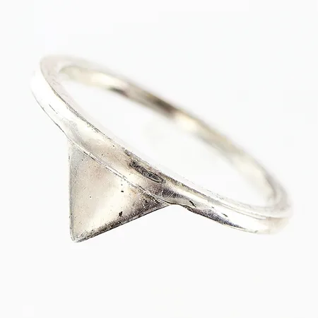 Ring Thomas Sabo stl:17 bredd 1,5-7mm, silver 925/1000.  Vikt: 2 g