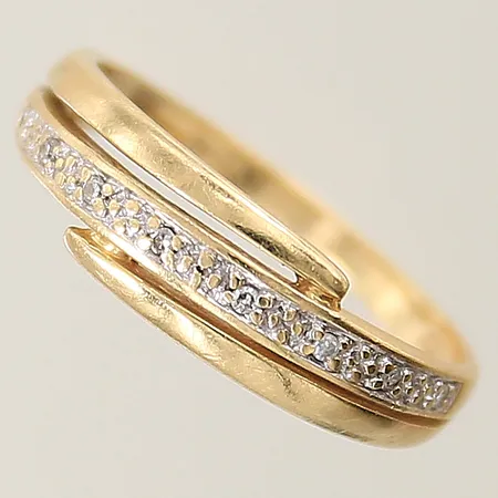 Ring med 8/8-slipade diamanter 8 x ca 0,005ct GHA stl:17 bredd 1,9-5,9mm 18K  Vikt: 2,8 g