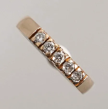Ring med 5st diamanter på totalt 0,25ctv. stl: 17mm bredd: 3.3mm. Med gravyr Vikt: 3,7 g