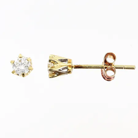 Örhängen diamanter 2 x ca 0,10ct Guldfynd Ø4mm stift olika längd, udda stoppar 18K. Vikt: 0,9 g