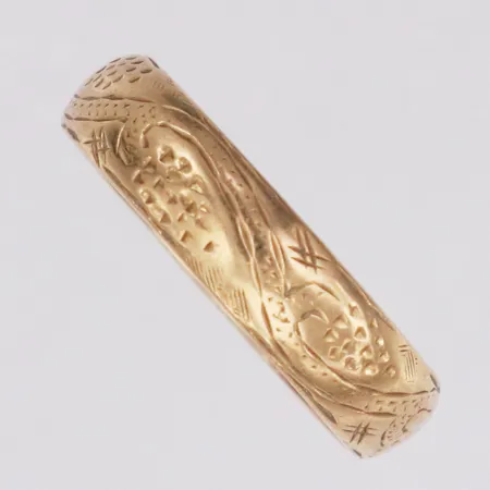 Ring dekor Erikssons Ur-& Optiska Eftr C Sjö år 1981 stl:20, bredd 5,4mm, 18K Vikt: 7,1 g