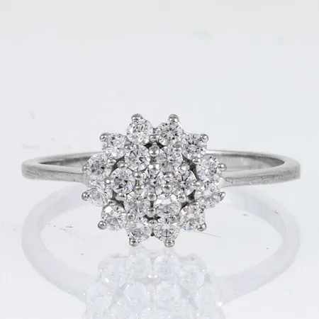 Ring i silver med massor av cubic zirconia. Stl:19. Bredd 1,8 -10,2 mm. Guldfynd. Vikt 2,5g 925/1000.