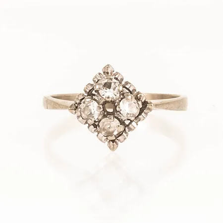 Ring i vitguld 18K med vita stenar. Stl:16½. Bredd 2,1 - 10,8 mm. Vikt 3,0g Vikt: 3 g