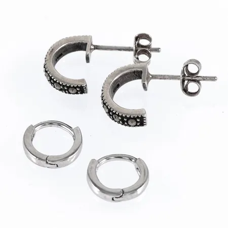 Två par örhängen i silver: ett par halvcreoler med markasiter (11,5 x 3 mm) och ett par pyttesmå creoler (9,5 x 2 mm). Totalvikt 2,7g 925/1000.