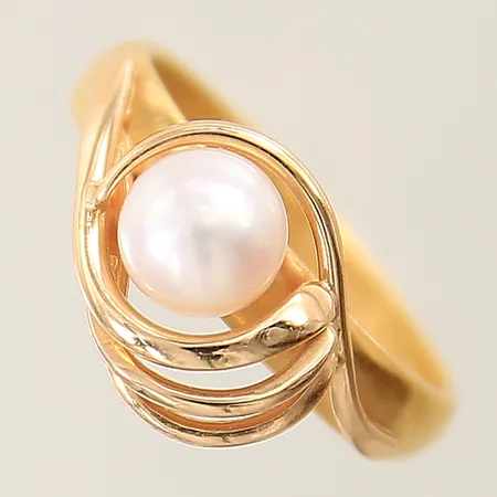Ring med odlad pärla stl:16 bredd:3-11mm, gravyr, fattning i 18K, skena i 23K Vikt: 5,4 g