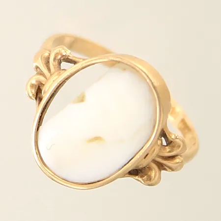 Ring med kamé stl:16½ bredd 1,6-13,6mm, skadad sten 18K  Vikt: 1,7 g