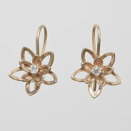 Örhängen med vita stenar, blommor, krok, längd 24mm, bredd 16mm, 925/1000 silver Vikt: 3,1g Vikt: 3,1 g