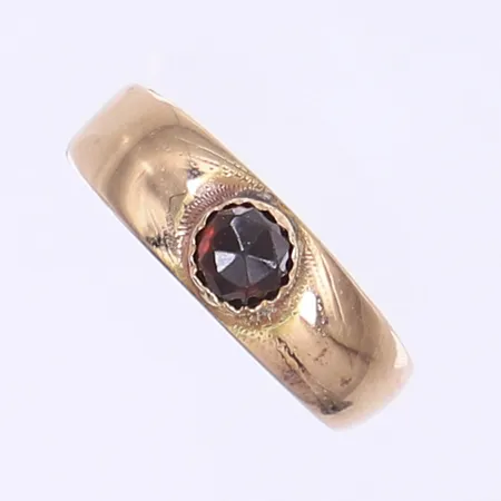 Ring med röd sten stl 18 bredd 3-6mm defekt bucklig skena ostämplad 14K Vikt: 1,6 g