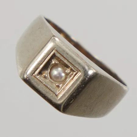 Klackring med pärla stl:16, bredd 8,6mm, något skev, 18K Vikt: 5,9 g