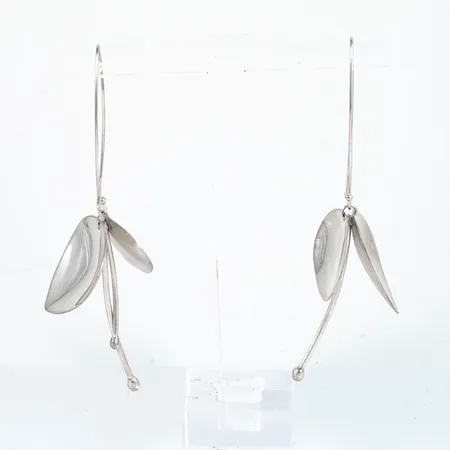 Örhängen Lilly Grande Earrings från Drakenberg Sjölin i silver. Total längd 99 mm. Den kortare matterade pinnen saknas på det ena. Vikt 16,6g 925/1000.
