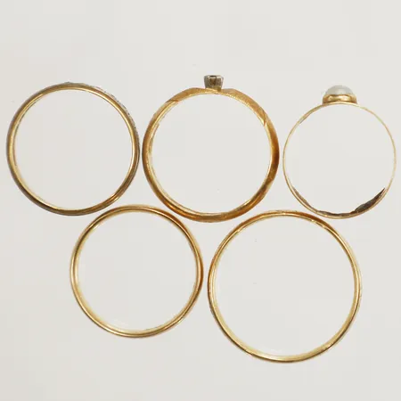 Fem ringar släta slitage gravyr 18K Vikt: 18,2 g