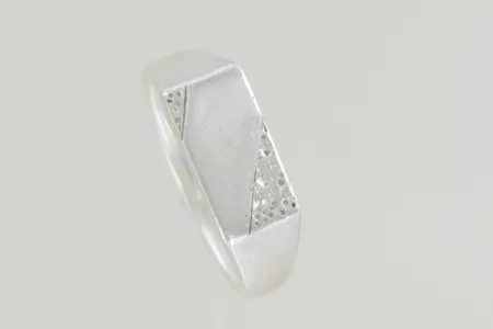Ring stl:20 bredd 8 mm, silver 925/1000 Vikt: 7,7 g