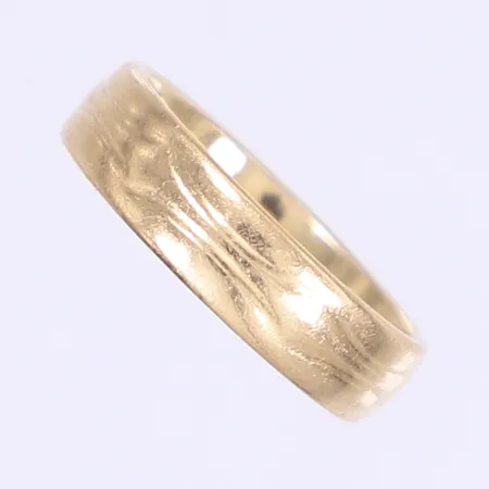 Ring med dekor stl 16¾ bredd 5mm gravyr 18K Vikt: 5,1 g