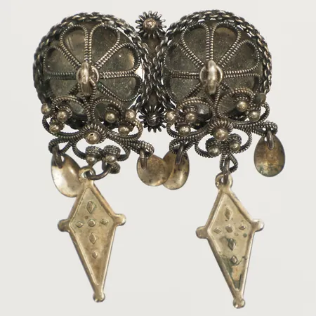 Brosch med filigranarbete längd 34mm, bredd 14,7mm Silver 830/1000 Vikt: 8,7 g