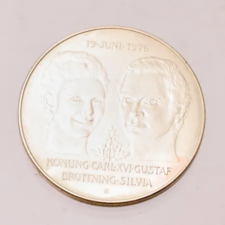 Jubileumsmynt 50kr, Ø36mm, Kungabröllopet 19 juni 1976 Konung Carl XVI Gustav och Drottning Silvia, silver 925/1000 27g Vikt: 26,79g.
