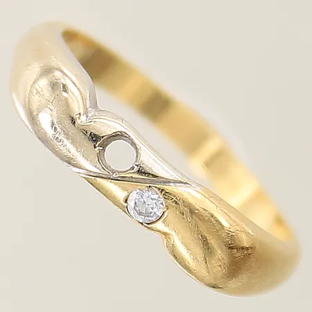Ring med vita stenar stl:18¾ bredd 2,4-4,8mm en sten saknas tvåfärgad 18K Vikt: 4,1 g