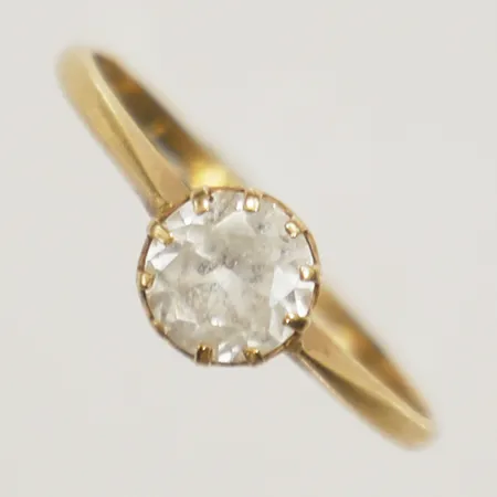 Ring med vit sten stl:16½ bredd 1mm gravyr 18K Vikt: 1,1 g