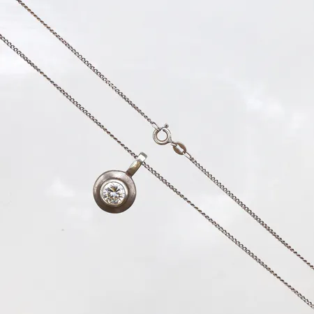 Kedja med hänge, vit sten, Ø14,5mm, längd 47cm, 830/1000 silver.  Vikt: 5,2 g