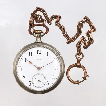 Fickur Omega Grand Prix 1900, vitmetall, manuell, 50mm, boettnr:4066677, kedja i metall, ej funktionstestad, repor på plexiglas, bucklor, inga tillbehör.