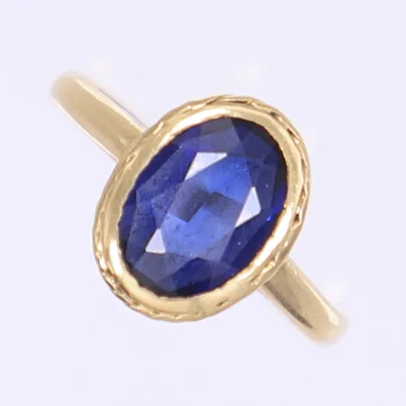 Ring med blå sten stl 15½ bredd 2-10mm svenska stämplar 18K Vikt: 2,2 g