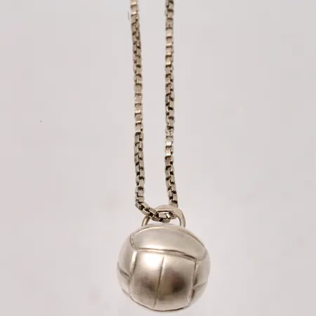 Kedja med hänge i silver, 40cm, Venezia, bredd 1,32mm, 835/1000, hängets mått Ø12,5mm, 830/1000, 4,55g. 