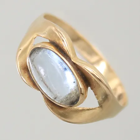 Ring med vit sten stl:18½ bredd 2,3-9,4mm gravyr 18K Vikt: 2,6 g