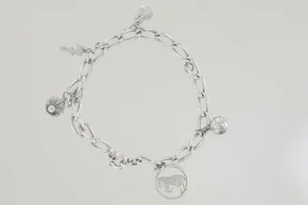 Armband med berlocker längd 19 cm bredd 6 mm, silver 830/1000 Vikt: 12,2 g